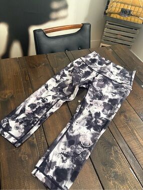 Lulu Floral Print Cropped Active Leggings - Black & Gray